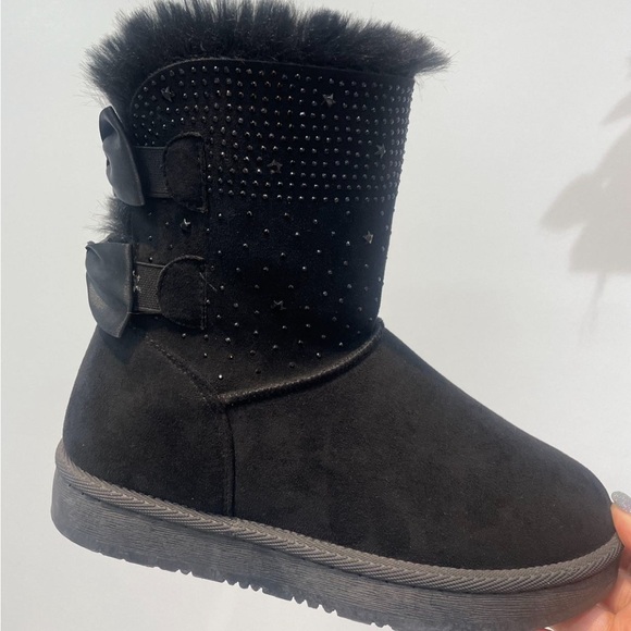 RHINESTONE 2 BOW BLACK FUR BOOTS - Picture 10 of 11
